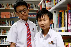 SALING MEMBANTU: Dengan kelas yang menggabungkan pelajar daripada pelabagai aliran, pelajar Ekspres seperti Muhammad Abid Muhamad Zahid (kiri) berpeluang berinteraksi dan berkawan dengan pelajar Normal (Teknikal) seperti Match Chong (kanan). - Foto BH oleh KHALID BABA