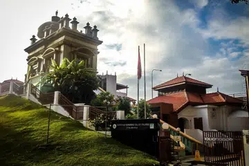 MAKAM HABIB NOH: Terletak di Palmer Road, dekat Tanjong Pagar, ia terletak bersebelahan Masjid Haji Muhammad Salleh. Kededua bangunan ini mempunyai hubungan sejarah yang begitu rapat hingga masjid itu turut dikenali sebagai Masjid Haji Muhammad Salleh @ Maqam Habib Noh. - Foto SARAFIAN SALLEH