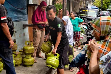 Orang ramai beratur di sebuah kedai yang menjual gas memasak di Jakarta pada 5 Februari. 