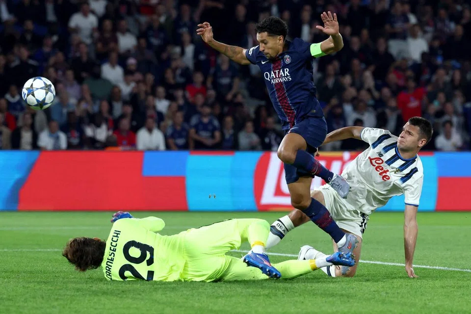 Pemain pertahanan PSG, Marquinhos (tengah), meledak gol pertama untuk pasukannya mengatasi penjaga gawang Atalanta, Marco Carnesecchi (kiri). 
