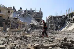 Lelaki Palestin, Jehad Al-Shagnobi, yang cedera dalam serangan Israel terdahulu ke atas rumahnya, berjalan dengan alat penyokong luaran pada lengannya untuk memeriksa kerosakan di kediamannya di kejiranan Sabra, selepas operasi ketenteraan Israel, di Bandar Gaza, pada 8 Oktober 2025.