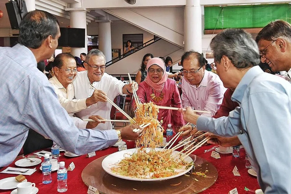 RAI TAHUN BARU CINA: Presiden Swami Home, Encik Tan Ngian Kwang (tiga dari kiri); Setiausaha Kehormat Swami Home, Encik Yap Boon Phye (tiga dari kanan) dan beberapa kakitangan rumah tersebut melakukan 'Lo Hei' bersama Presiden Halimah Yacob (tengah) semasa lawatan beliau ke pusat tersebut semalam. - Foto BH oleh KHALID BABA