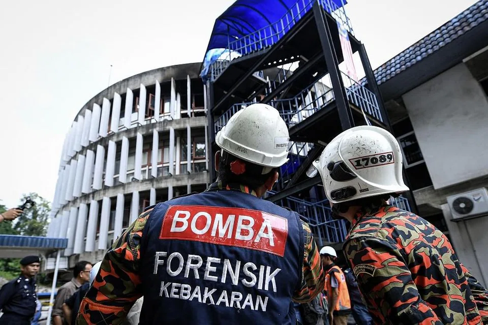 KEBAKARAN MUSNAHKAN HASIL KERJA PENSYARAH UNIVERSITI: Dokumen-dokumen penting serta bahan pengajaran hangus akibat kebakaran di Universiti Malaysia. -Foto: THE STAR / ASIA NEWS NETWORK. 