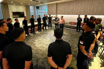 HANTAR KONTINJEN: Dr Faishal beramah-tamah dan memberi kata-kata perangsang kepada anggota kontinjen Dart sebelum mereka berangkat ke New South Wales, Australia, bagi misi menyokong usaha menyelamat banjir di sana. - Foto FACEBOOK ASSOC PROF MUHAMMAD FAISHAL IBRAHIM