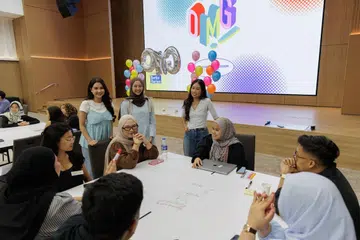 Peserta berkongsi pandangan semasa sesi perbincangan kumpulan fokus yang dikendalikan oleh wartawan media sosial, Cik Ameerah Sallehudin (dua dari kanan), di Auditorium SPH Media pada 16 September. Turut hadir mendengar dan memerhati respons peserta adalah wartawan media sosial wadah ‘Orang Muda Gitew’ (OMG) iaitu (dari kiri, berdiri) Cik Sofia Daud, Cik Aishah Effandy, dan Cik Shaza Daliela Rahman. 