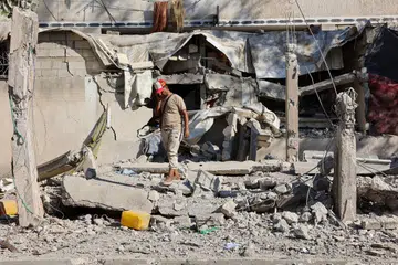 Seorang lelaki memeriksa kerosakan berikutan serangan Israel ke atas sekolah Amr Ibn al Aas yang menempatkan warga Palestin yang terpaksa dipindahkan di kejiranan Sheikh Radwan di Bandar Gaza pada 7 September.