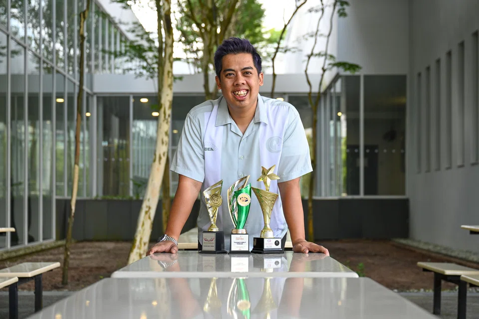 Encik Safuan Maswan, atau lebih dikenali sebagai Wan Jerung, dinobatkan sebagai Tukang Karut Terbaik pada 2016 dan 2019. Kejayaan yang sama pada 2025 menjadikan beliau satu-satunya Tukang Karut di Singapura yang merangkul anugerah tersebut sebanyak tiga kali.