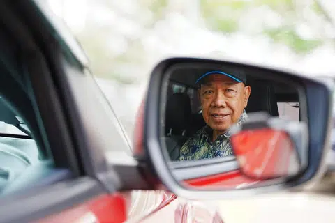 Encik Zaini mengimbau kembali peristiwa membimbing seorang pelajar yang tanpa disedari memandu melawan arus, serta seorang pelajar yang tidak berputus asa mengambil masa sehingga 20 tahun untuk lulus Ujian Teori Asas (BTT) kerana lemah membaca.