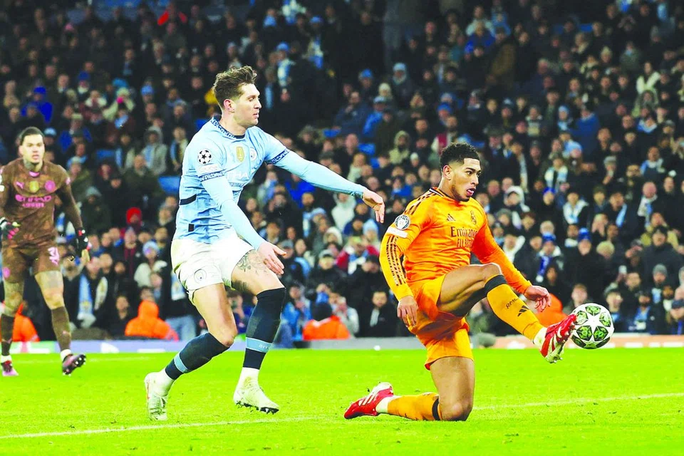 Pemain tengah Real Madrid, Jude Bellingham (kanan), menjaringkan gol kemenangan pasukannya pada detik-detik terakhir perlawanan.