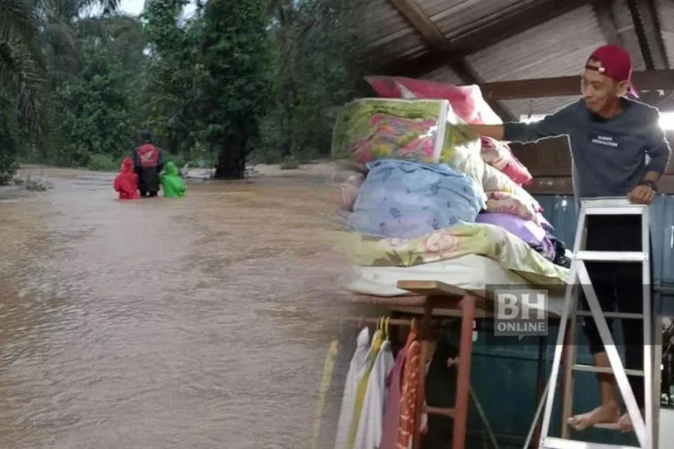 Encik Zahriel Mohd Fahd Abdul Ghani, 42 tahun, pulang ke rumahnya di Kampung Kemat, Hulu Terengganu, Terengganu, selepas bermalam di pusat pemindahan sementara untuk menyimpan barangan di atas perancah besi bagi mengelak ditenggelami air banjir. 
