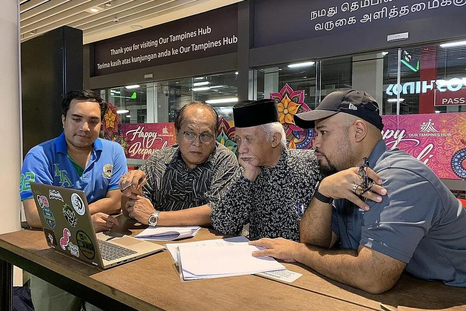 ENGGAN KETINGGALAN: Penggerak Panggung Digital, Encik Saiful Amri Ahmad Elahi (kanan) dan Encik M. Fadlin (kiri) dengan segera memikirkan idea pentas radio dalam format digital di YouTube dalam tempoh pandemik Covid-19. Mereka libatkan penggiat seni veteran, Encik Nadiputra (dua dari kanan) dan Encik M. Saffri A. Manaf agar turut serta menyusuri seni digital. - Foto ANWAR HADI