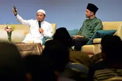 (Kiri) Imam Muda Asyraf dari Malaysia dan Ustaz Farits, Imam Eksekutif Masjid Darussalam di Simposium Belia anjuran Fityan Assyakirin. FOTO: Zainal Yahya 