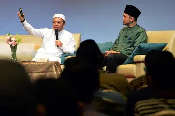 (Kiri) Imam Muda Asyraf dari Malaysia dan Ustaz Farits, Imam Eksekutif Masjid Darussalam di Simposium Belia anjuran Fityan Assyakirin. FOTO: Zainal Yahya 