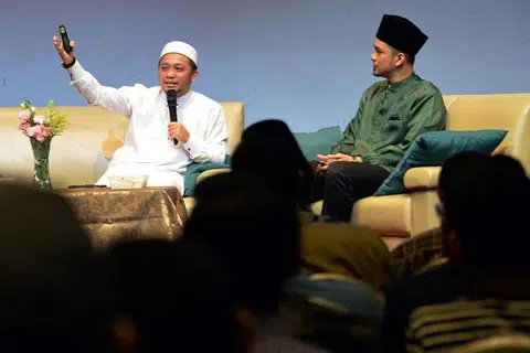 (Kiri) Imam Muda Asyraf dari Malaysia dan Ustaz Farits, Imam Eksekutif Masjid Darussalam di Simposium Belia anjuran Fityan Assyakirin. FOTO: Zainal Yahya 