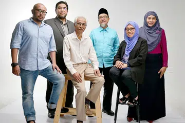 MENYAHUT CABARAN: Enam penilai yang bertanggungjawab memilih cerpen-cerpen terbaik bagi Program Mencari Kristal. Dari kiri: Encik Noor Effendy Ibrahim, Encik Juffri Supaat, Encik Hamed Ismail, Encik Jamal Ismail, Cik Dewani Abbas dan Cik Hanim Mohd Saleh. - Foto TUKIMAN WARJI