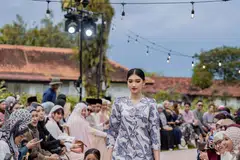 Pakaian sedondon ibu dan anak antara yang diperagakan dalam ‘Raya Kita’ anjuran TBG di Bay Laurels @ The Oval.