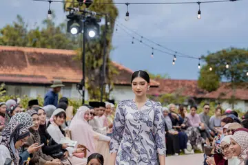 Pakaian sedondon ibu dan anak antara yang diperagakan dalam ‘Raya Kita’ anjuran TBG di Bay Laurels @ The Oval.