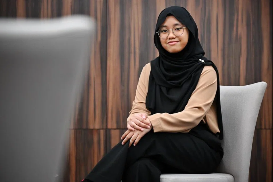 Cik Nur Farisya Fahrurazi, lulusan baru dalam Pengajian Perniagaan dari Politeknik Ngee Ann (NYP), sedang mempertimbangkan untuk melanjutkan pengajian ijazah perniagaan secara sambilan sambil bekerja.