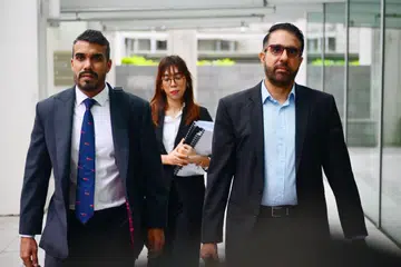Ketua Pembangkang, Encik Pritam Singh, yang juga Setiausaha Agung Parti Pekerja (WP) (kanan), tiba di Mahkamah Negara pada 15 Oktober bersama peguamnya, Encik Andre Jumabhoy (kiri).