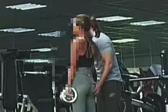 TIMBUL TUDUHAN: Gambar dari video menunjukkan seorang jurulatih dituduh melakukan sesuatu yang tidak sepatutnya kepada wanita yang dilatih di gimnasium. - Foto INSTAGRAM/cheryfit_sg