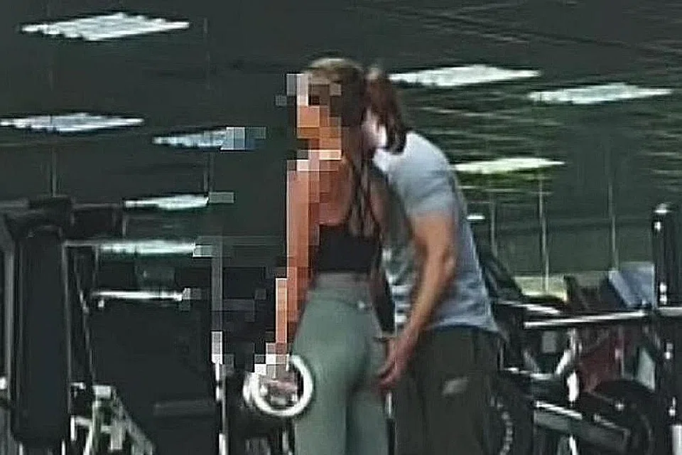 TIMBUL TUDUHAN: Gambar dari video menunjukkan seorang jurulatih dituduh melakukan sesuatu yang tidak sepatutnya kepada wanita yang dilatih di gimnasium. - Foto INSTAGRAM/cheryfit_sg