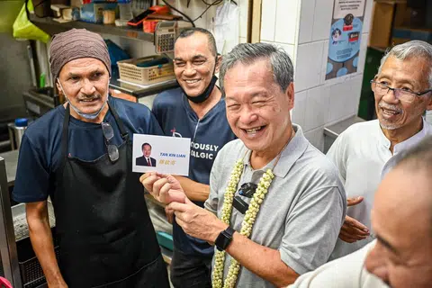 SAMBUTAN HANGAT: Calon Presiden Encik Tan Kin Luan (tiga dari kiri) berkata beliau terharu dengan sokongan masyarakat Melayu/Islam semasa kunjungannya ke Pasar Geylang Serai.