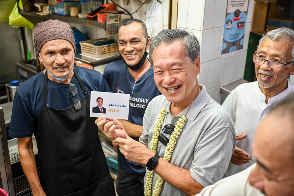 SAMBUTAN HANGAT: Calon Presiden Encik Tan Kin Luan (tiga dari kiri) berkata beliau terharu dengan sokongan masyarakat Melayu/Islam semasa kunjungannya ke Pasar Geylang Serai.