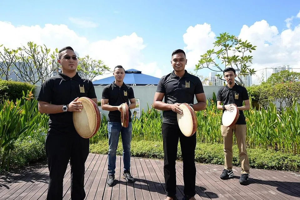 LESTARIKAN SENI KOMPANG: Anggota kumpulan Kompang Ibtisam - (dari kiri) Encik Muhammad Amirul Irsyad, Encik Muhammad Amirul Arsyad, Encik Muhammad Syafiq dan Encik Muhammad 'Irfan - turut tampil untuk mempersembahkan bakat mereka dalam The BM Show. - Foto BH oleh NUR HUMAIRA SAJAT