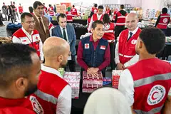 Menteri Kedua (Pendidikan dan Ehwal Luar), Dr Mohamad Maliki Osman, beramah tamah dengan para relawan dan kakitangan di ibu pejabat Persatuan Bulan Sabit Merah Mesir (ERC) di Kahirah, Mesir. Mereka sedang mengisikan kotak-kotak dengan barang makanan dan ubat-ubatan yang akan dibawa masuk ke Gaza. Gambar diambil pada November 2023.