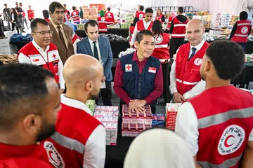 Menteri Kedua (Pendidikan dan Ehwal Luar), Dr Mohamad Maliki Osman, beramah tamah dengan para relawan dan kakitangan di ibu pejabat Persatuan Bulan Sabit Merah Mesir (ERC) di Kahirah, Mesir. Mereka sedang mengisikan kotak-kotak dengan barang makanan dan ubat-ubatan yang akan dibawa masuk ke Gaza. Gambar diambil pada November 2023.