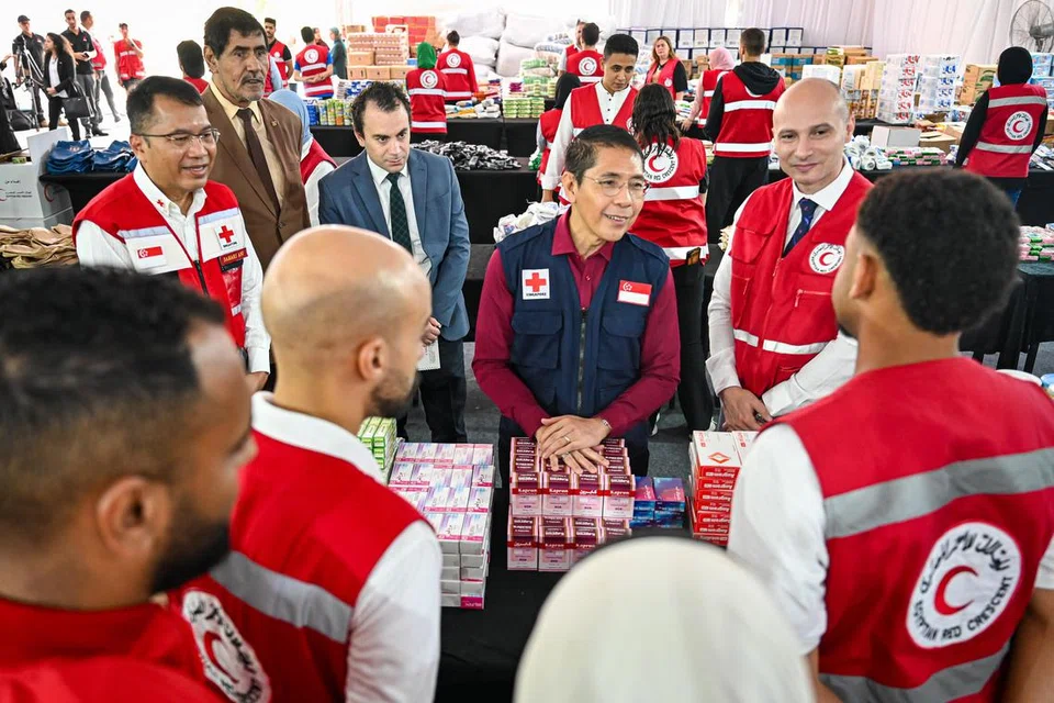 Menteri Kedua (Pendidikan dan Ehwal Luar), Dr Mohamad Maliki Osman, beramah tamah dengan para relawan dan kakitangan di ibu pejabat Persatuan Bulan Sabit Merah Mesir (ERC) di Kahirah, Mesir. Mereka sedang mengisikan kotak-kotak dengan barang makanan dan ubat-ubatan yang akan dibawa masuk ke Gaza. Gambar diambil pada November 2023.