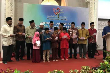 SENTUHAN RAMADAN 2018: Encik Masagos (enam dari kiri) menyertai Haji Abdul Razak (lima dari kiri), Mufti (empat dari kiri), beberapa kakitangan Muis yang lain dan pelajar madrasah aLIVE mengucapkan ikrar Sentuhan Ramadan semasa majlis pelancaran kempen itu.
