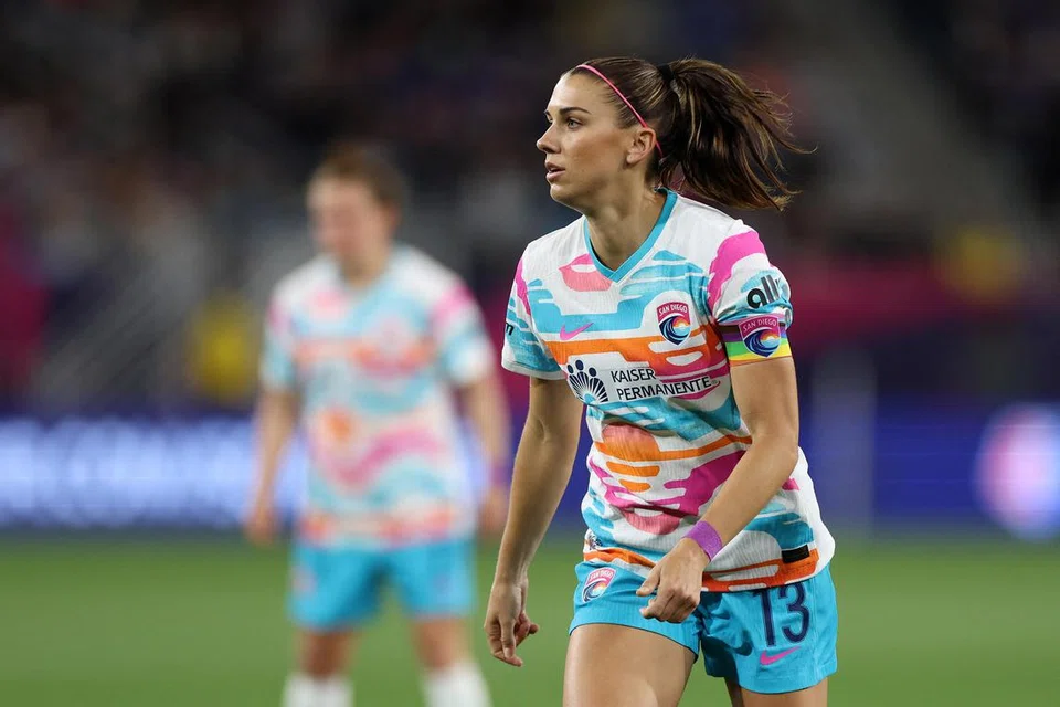 Alex Morgan, 35 tahun, dan kini hamil anak kedua, percaya sekarang masa yang sesuai untuk beliau mengundurkan diri daripada bola sepak profesional.