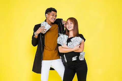 INGAT 'HARI HUJAN': Rapper Singapura, Young Khalifa atau YK (kiri), berduet dengan 'YouTuber' asal Malaysia, Sheron Tan, bagi lagu 'Gaji' yang memberi peringatan tentang perlunya menyimpan gaji dan tidak sewenang-wenangnya berhabisan kerana situasi tidak menentu kini. - Foto YAZ MEDIA PRODUCTION