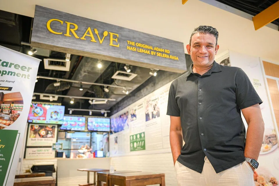 KEJAYAAN LUAR BIASA: Pengasas bersama Crave Nasi Lemak, Encik Abdul Malik Hassan, yang membuka cawangan pertama Crave di pusat beli-belah Hougang Mall (dalam gambar) pada 2015, kini berjaya mengembangkan perniagaan yang bermula dari gerai nasi lemak bapanya di Adam Road sehingga ia mempunyai 43 kedai serata negara hari ini.