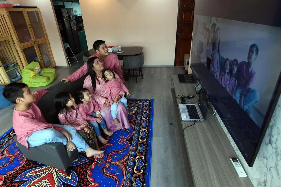 ZOOM RAYA: Cik Nur Diyana dan suami, Encik Zulfiqar Zulkarnain, bersama empat anak mereka mengadakan sesi 'Zoom Raya' bersama anggota keluarga lain dek tidak boleh keluar berkunjungan sekeluarga kerana melebihi had lima orang bagi perhimpunan sosial dan kunjungan ke isi rumah lain.