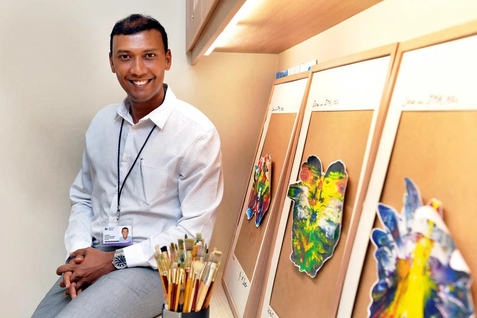 BERDEDIKASI: Dedikasi dan sumbangan Encik Samsuri Buang sebagai pengurus jururawat kanan di IMH diiktiraf. - Foto M.O. SALLEH