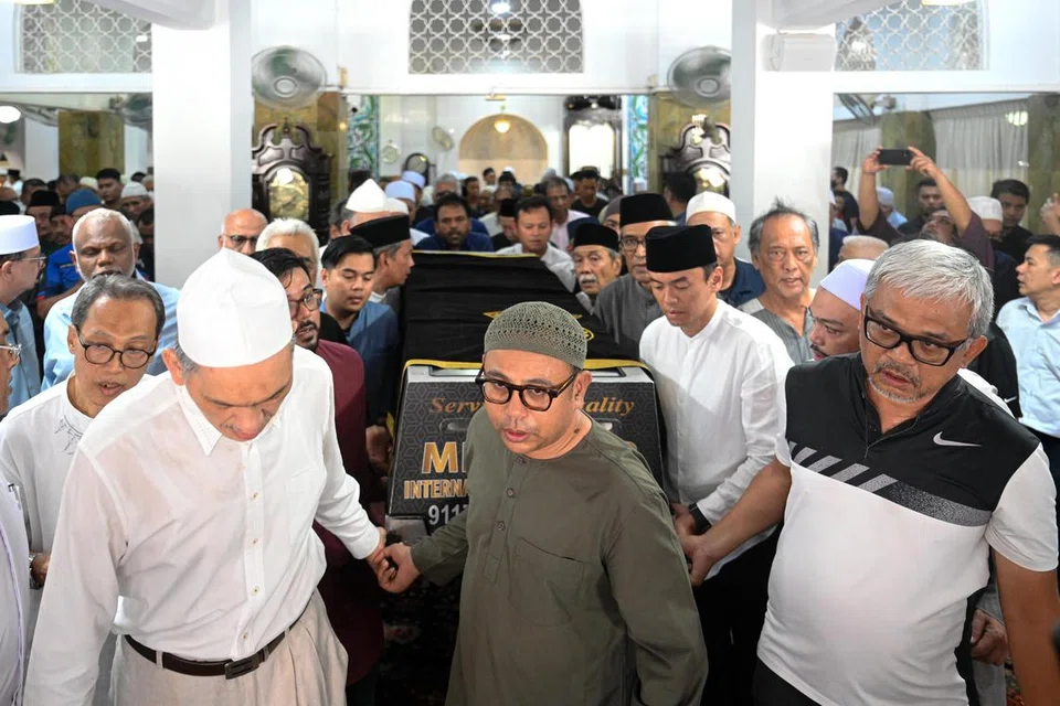 Jenazah Allahyarham Mohamad Maidin Packer Mohd diusung keluar oleh jemaah yang hadir di Masjid Ba’alwie selepas solat zuhur pada 25 Jun sebelum dibawa ke Pusara Aman untuk dikebumikan. Berusia 66 tahun, mantan Setiausaha Parlimen Kanan itu meninggal dunia pada 24 Jun akibat serangan jantung.