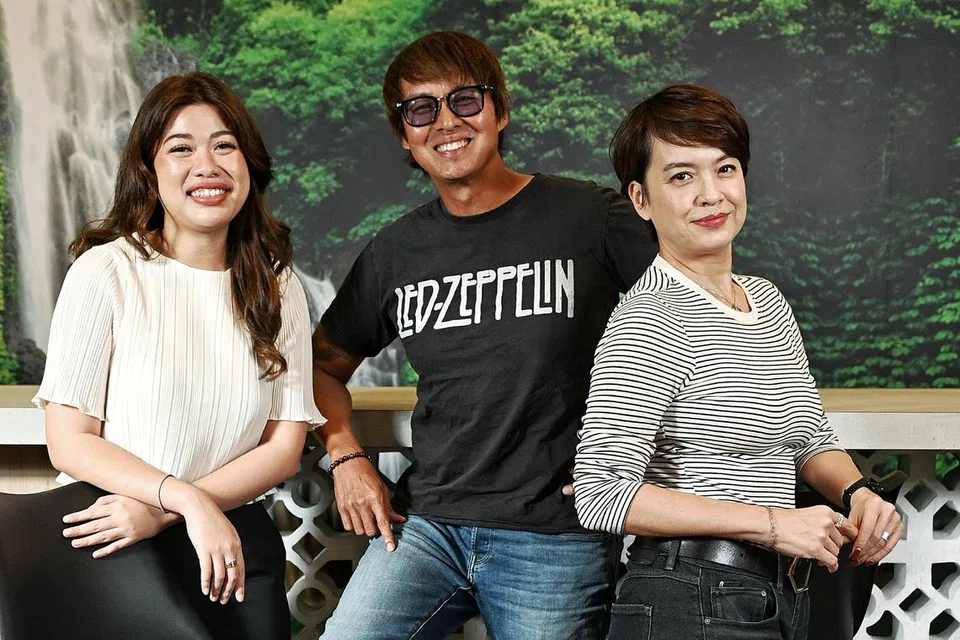 (Dari kanan) Deejay Kiss 92 Angelique Teo dan Glenn Ong bersama penulis ruangan Kaki Makan, Cik Dahlia Zulkifli, yang akan tampil secara langsung di stesen Kiss92, setiap Jumaat pada 8 pagi. 