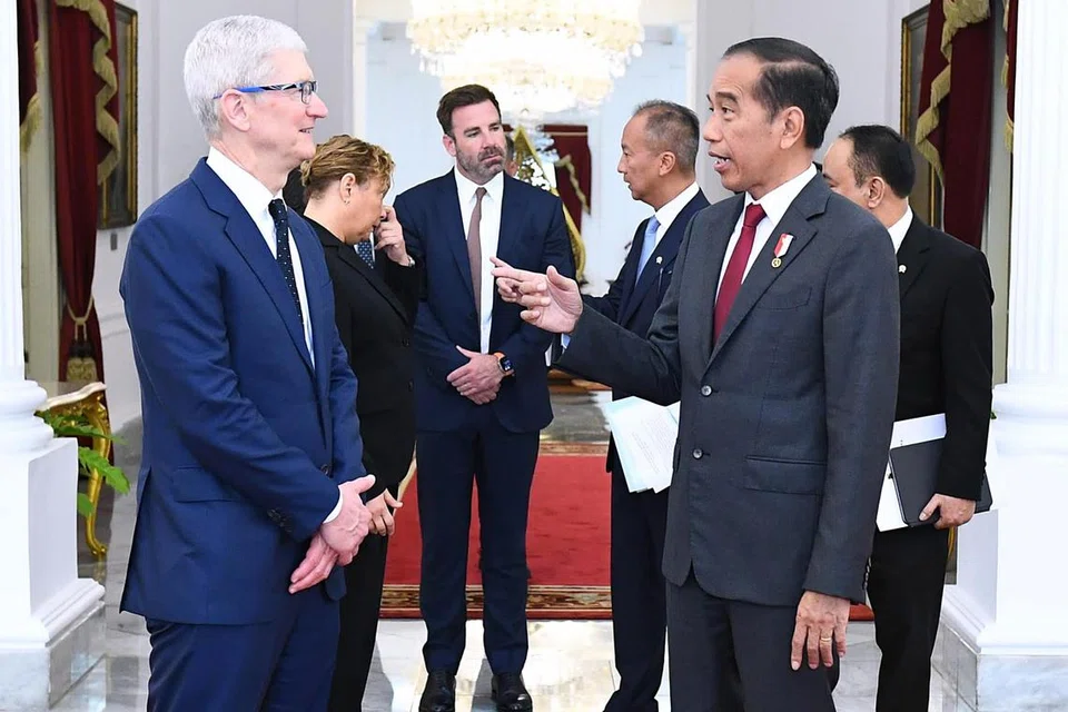 Presiden Indonesia Encik Joko ‘Jokowi’ Widodo (kanan) bersama Ketua Pegawai Eksekutif Apple, Encik Tim Cook, di Istana Merdeka di Jakarta pada 17 April sedang firma gergasi teknologi itu meneroka peluang pelaburan dalam ekonomi terbesar Asia Tenggara itu.