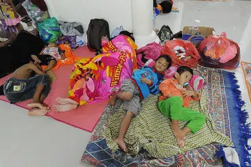 MANGSA SELAMAT: Kanak-kanak yang terselamat dari tsunami berehat di sebuah masjid di Tenjolahang, Banten, Indonesia. - Foto AFP