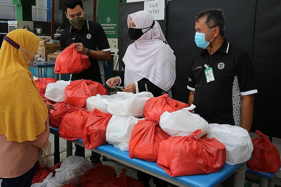 ANTARA KEGIATAN DI BULAN RAMADAN - AGIH ZAKAT: Pengagihan zakat kepada 700 keluarga pada 1 Mei 2021. - Foto PERSATUAN MUHAMMADIYAH