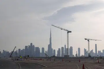 PEMBANGUNAN PESAT: Dubai, salah satu daripada tujuh negeri dalam Amiriah Arab Bersatu (UAE) pesat membangun sektor prasarana bagi memenuhi keperluan dan menarik para pelabur asing. 