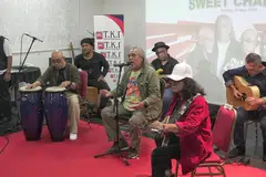 HIBURAN DISISIP INSPIRASI: Kumpulan Sweet Charity yang diterajui Datuk Ramli Sarip (tengah), bersama pengarah artistik kumpulan Nadi Singapura, Encik Riduan Zalani (barisan kedua, dari kiri) dan pemuzik, Encik Ahmad Shahruddin Safari (barisan kedua di tengah), menggembirakan penghuni Darul Islah dengan lagu ‘Kamelia’.
