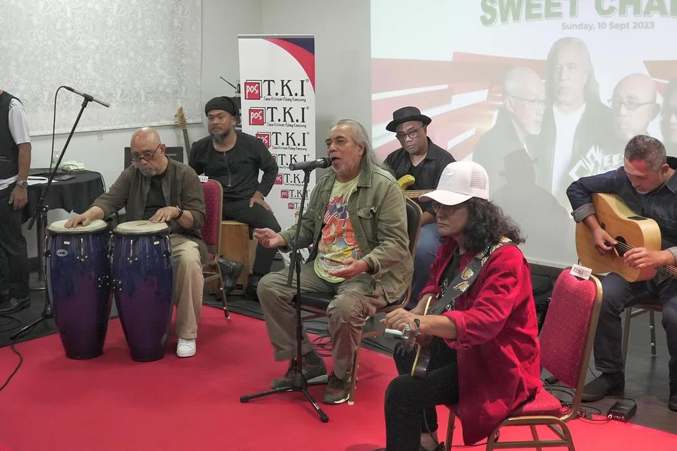 HIBURAN DISISIP INSPIRASI: Kumpulan Sweet Charity yang diterajui Datuk Ramli Sarip (tengah), bersama pengarah artistik kumpulan Nadi Singapura, Encik Riduan Zalani (barisan kedua, dari kiri) dan pemuzik, Encik Ahmad Shahruddin Safari (barisan kedua di tengah), menggembirakan penghuni Darul Islah dengan lagu ‘Kamelia’.