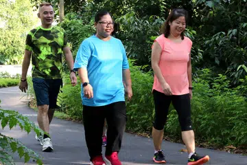 BERBALOI SAHUT CABARAN: Cabaran Langkah Nasional membuka lembaran baru bagi Cik Basilah (tengah), yang kini mengamalkan gaya hidup sihat dengan berjalan kaki selama beberapa jam setiap hari, termasuk berjalan kaki bersama rakan-rakan sekerjanya. - Foto SHAHRIYA YAHAYA