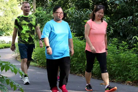 BERBALOI SAHUT CABARAN: Cabaran Langkah Nasional membuka lembaran baru bagi Cik Basilah (tengah), yang kini mengamalkan gaya hidup sihat dengan berjalan kaki selama beberapa jam setiap hari, termasuk berjalan kaki bersama rakan-rakan sekerjanya. - Foto SHAHRIYA YAHAYA