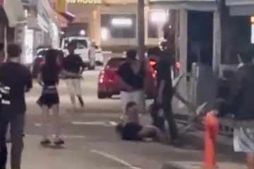 Kejadian pergaduhan yang melibatkan lebih 10 orang di Bugis pada awal pagi 26 Julai menyebabkan perabot bersepah setelah dilontar. 