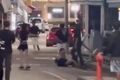 Kejadian pergaduhan yang melibatkan lebih 10 orang di Bugis pada awal pagi 26 Julai menyebabkan perabot bersepah setelah dilontar. 
