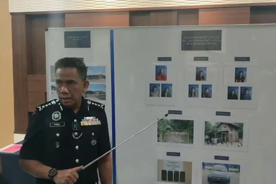 PAMER BUKTI: Ketua Polis Kedah, Datuk Fisol Salleh, menunjukkan gambar kes pemandu teksi mengangkut masuk warga asing tanpa izin dari Myanmar ke Malaysia.